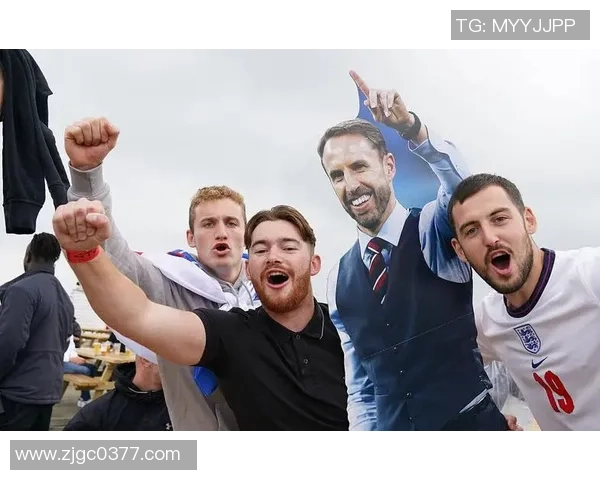 和足球球星热情击掌共享绿茵激情瞬间感受无与伦比的运动魅力