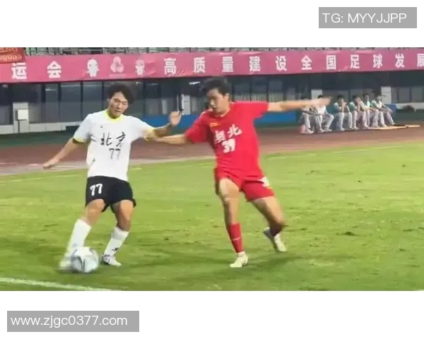 球星长袖足球：展现激情与技术的完美结合助力球队荣誉追逐